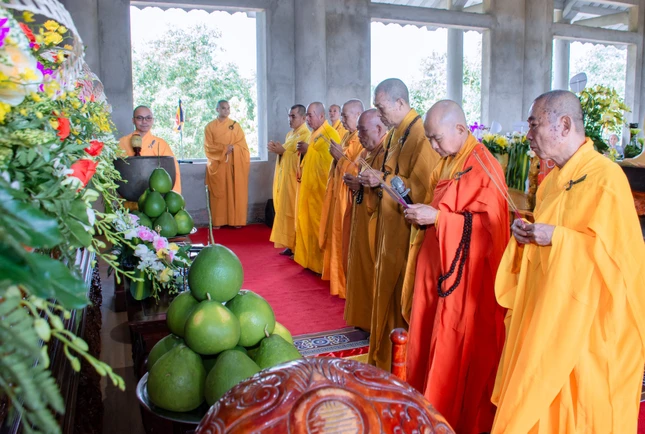 Chư tôn đức dâng hương tưởng niệm