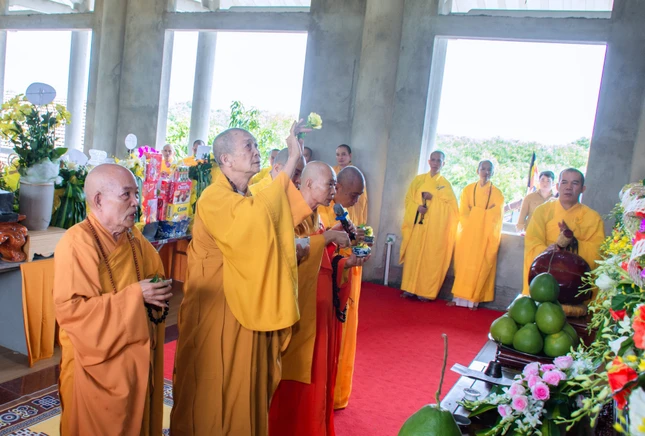 Chư vị giáo phẩm cử hành nghi thức sái tịnh an vị Phật