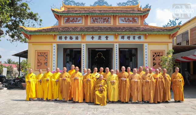 Chư tôn đức lưu niệm nhân ngày húy nhật tôn sư, họp mặt tông phong tổ đình Trùng Khánh