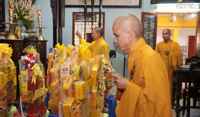 Hòa thượng Thích Hạnh Thể dâng hương tưởng niệm