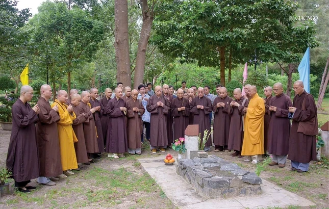 Chư tôn giáo phẩm Phật giáo TP.HCM viếng mộ Đại đức Thích Hành Tuệ tại Nghĩa trang Hàng Dương (Côn Đảo) - Ảnh: Văn Phúc