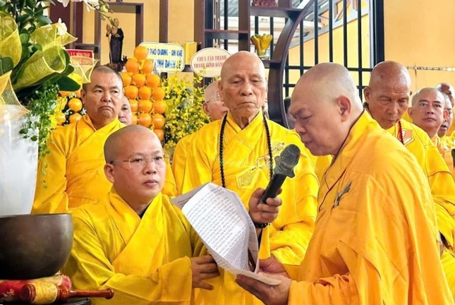 Hòa thượng Thích Từ Nghiêm cung tuyên tiểu sử Hòa thượng Thích Tôn Thắng