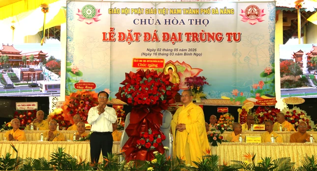 Lãnh đạo chính quyền tặng hoa chúc mừng