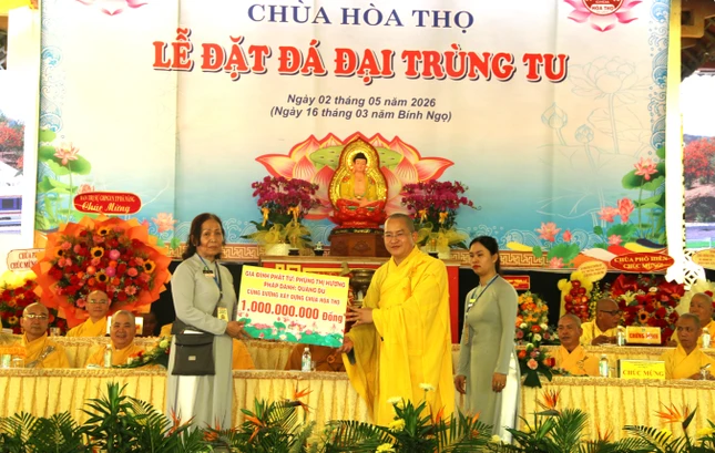 Phật tử trao bảng ủng hộ trùng tu chùa Hòa Thọ