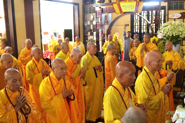 Chư tôn giáo phẩm dâng hương tưởng niệm