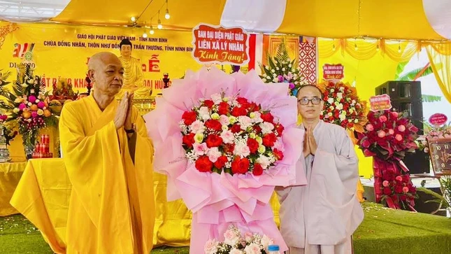Thượng tọa Thích Quảng Bảo tặng hoa chúc mừng