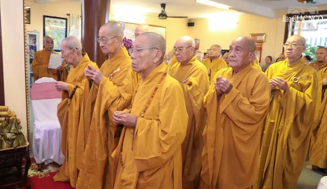 Chư tôn đức dâng hương tưởng niệm Giác linh Hòa thượng Thích Giác Khánh