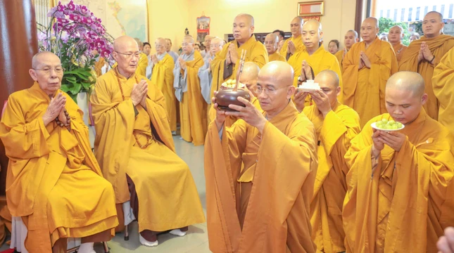 Thượng tọa Thích Thiện Quý, trụ trì chùa Liên Hoa cùng môn đồ pháp quyến dâng phạn thực cúng dường bậc Ân sư