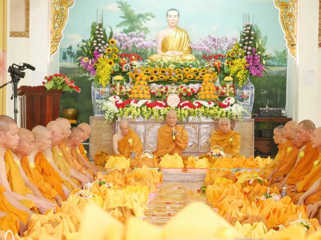 Trưởng lão Hòa thượng Thích Giác Tường ban đạo từ tại khóa lễ dâng y tại tịnh xá Trung Tâm (Bình Thạnh)