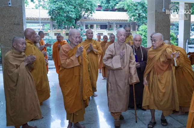 Đức Pháp chủ GHPGVN quang lâm Giác linh đường, nơi tôn trí kim quan Trưởng lão Hòa thượng tân viên tịch tại pháp viện Minh Đăng Quang