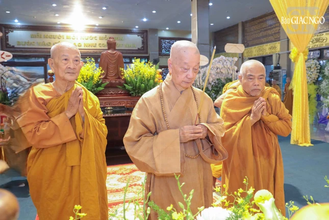 Dâng hương cầu nguyện Trưởng lão Hòa thượng Thích Giác Tường tân viên tịch