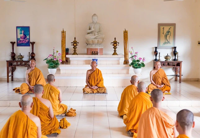 Cố Trưởng lão Hòa thượng cùng Tăng chúng trong một thời tọa thiền