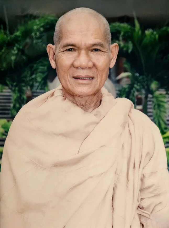 Trưởng lão Hòa thượng Thích Giác Tường khi còn trẻ. Sự hiện diện của ngài là nhân chứng sống, khi có phước duyên diện kiến, hầu cận Tổ sư Minh Đăng Quang, được Tổ sư thọ ký pháp danh Giác Tường khi còn hình tướng người cư sĩ
