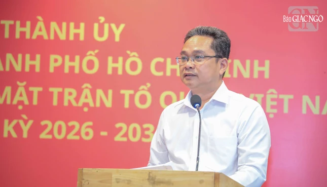 Phó Chủ tịch Ủy ban MTTQVN TP.HCM Phạm Minh Tuấn báo cáo việc tổ chức đoàn đại biểu TP.HCM dự Đại hội toàn quốc MTTQVN