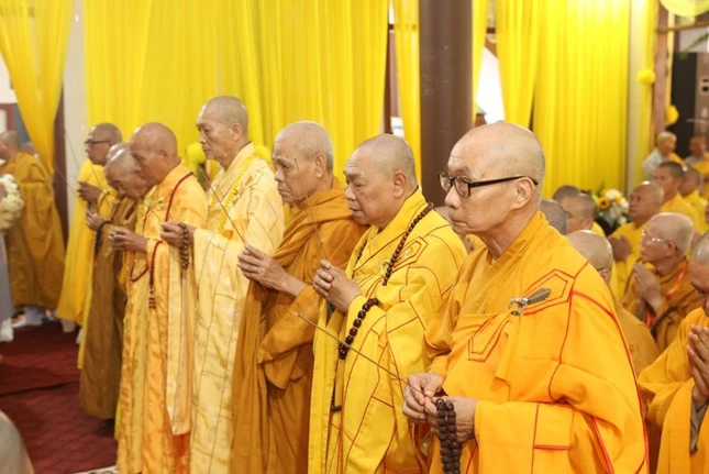 Chư tôn giáo phẩm thắp hương cầu nguyện