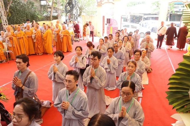 Nhiều phái đoàn, tự viện, cá nhân đến thắp hương cầu nguyện, đảnh lễ Giác linh Hòa thượng Thích Phước Minh tân viên tịch