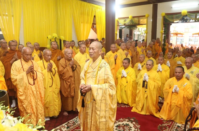 Chư tôn đức nhất tâm cầu nguyện
