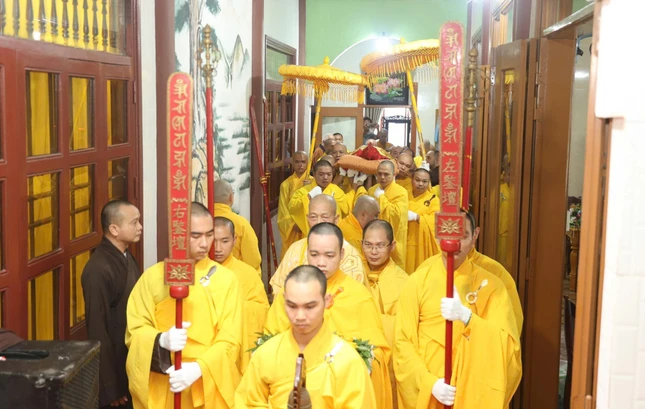 Cung thỉnh nhục thân Hòa thượng từ phương trượng đến Giác linh đường để nhập quan trong sự hộ niệm danh hiệu Đức Phật Di Lặc của chư tôn đức Tăng, Ni và Phật tử