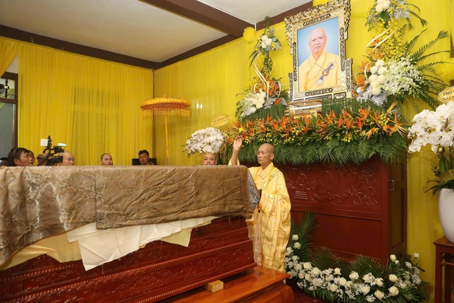 Trưởng lão Hòa thượng Thích Thiện Thành sái tịnh kim quan