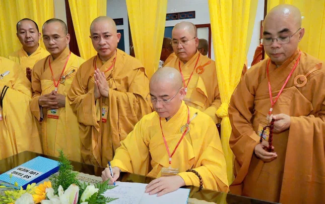 Thượng tọa Thích Thông Đạo ghi sổ tang lưu niệm