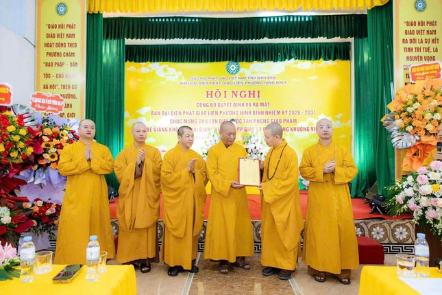Thượng tọa Thích Minh Quang trao quyết định chuẩn y thành phần nhân sự Ban Đại diện Phật giáo liên phường Ninh Bình, nhiệm kỳ 2026-2031