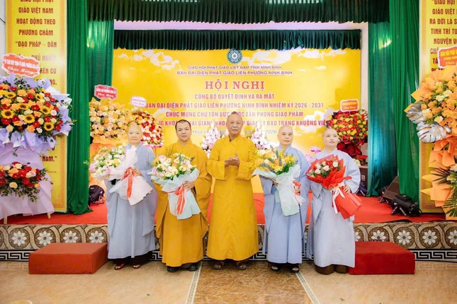 Thượng tọa Thích Thanh Dũng tặng hoa chúc mừng chư tôn đức được tấn phong giáo phẩm