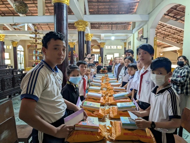 Các em học sinh nghèo, hoàn cảnh đặc biệt khó khăn đón nhận học bổng của chùa Bửu Long