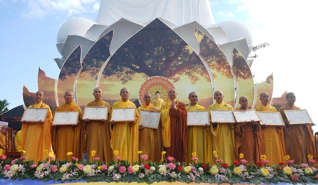 Hòa thượng Thích Phước Minh trao Giáo chỉ tấn phong giáo phẩm đến chư Tăng TP.Đà Nẵng - Ảnh: Nguyên Hà