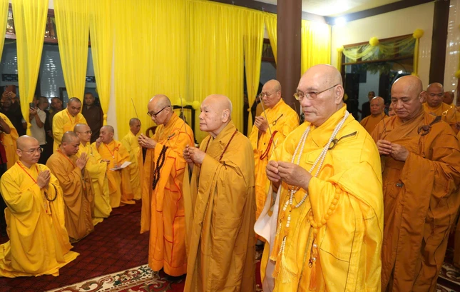 Chư tôn giáo phẩm Hội đồng Chứng minh, Hội đồng Trị sự GHPGVN dâng hương tưởng niệm Hòa thượng Thích Phước Minh