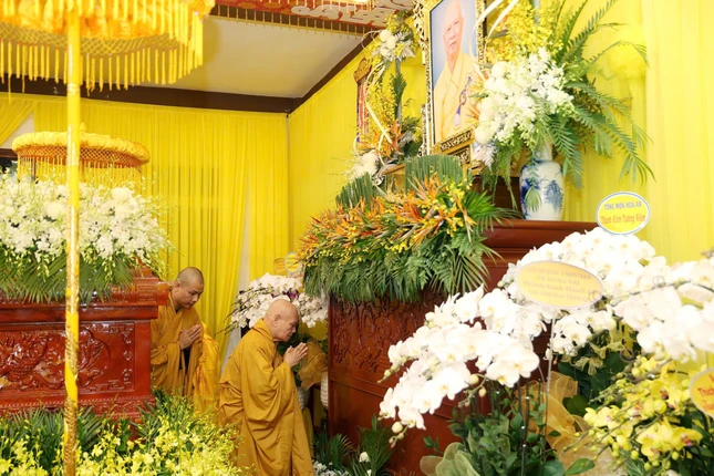 Hữu nhiễu kim quan tiễn biệt vị giáo phẩm đã có nhiều đóng góp cho Đạo pháp và Dân tộc