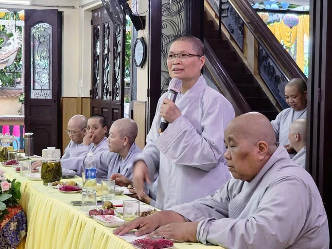 Ni sư Thich nữ Huệ Đức, trụ trì Quan Âm tu viện phát biểu