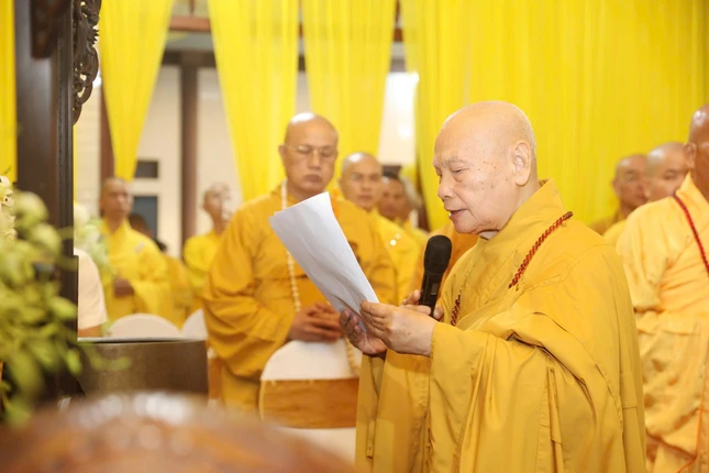 Trưởng lão Hòa thượng Thích Thiện Nhơn đọc lời tưởng niệm Trưởng lão Hòa thượng Thích Thiện Nhơn đọc lời tưởng niệm
