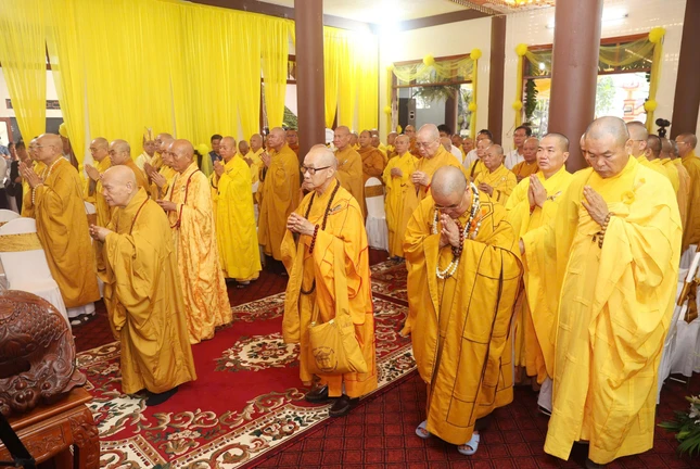 Chư tôn giáo phẩm thắp hương tiễn biệt Hòa thượng Thích Phước Minh lần sau cuối Chư tôn giáo phẩm thắp hương tiễn biệt Hòa thượng Thích Phước Minh lần sau cuối