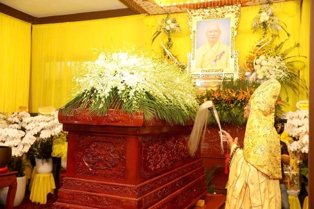 Trưởng lão Hòa thượng Thích Thiện Thành phất trần, cung tuyên pháp ngữ Trưởng lão Hòa thượng Thích Thiện Thành phất trần, cung tuyên pháp ngữ