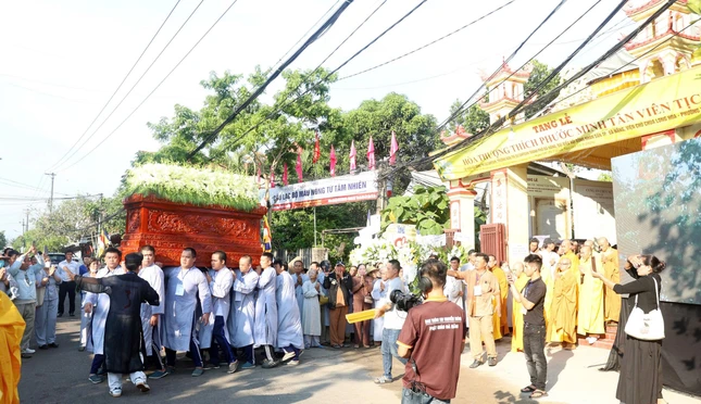 Cung tống kim quan Hòa thượng Thích Phước Minh đến Nghĩa trang Gò Trời nhập bảo tháp Cung tống kim quan Hòa thượng Thích Phước Minh đến Nghĩa trang Gò Trời nhập bảo tháp