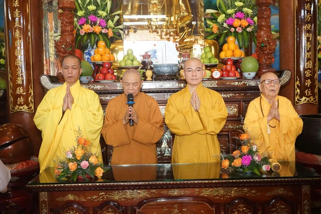 Chư tôn đức chứng minh buổi lễ