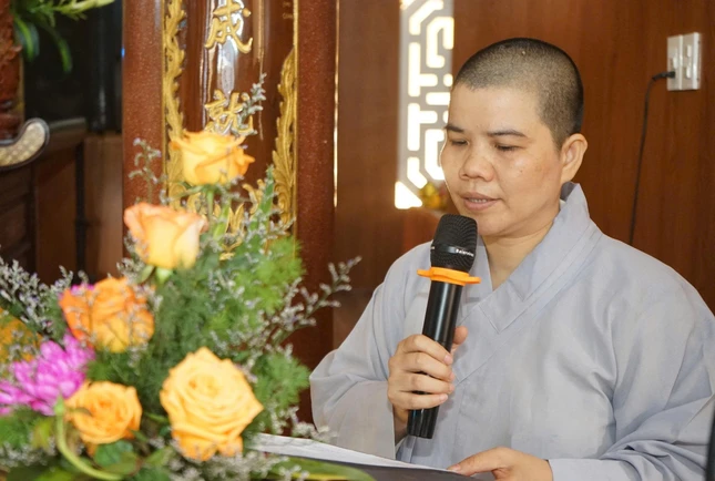Sư cô Thích nữ Thanh Quế phát biểu khai mạc