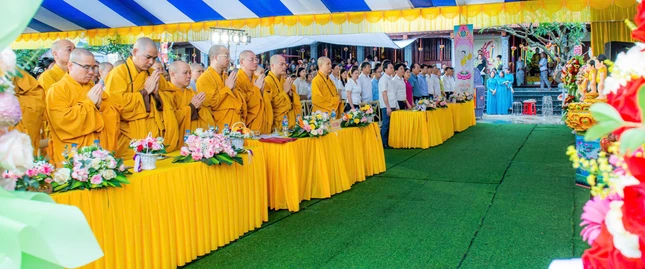 Đại chúng thành kính lắng nghe Thông điệp Đại lễ Phật đản Phật lịch 2570 của Đức Pháp chủ GHPGVN