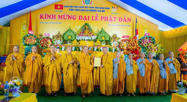 Thượng tọa Thích Minh Quang trao quyết định thành lập Ban Đại diện Phật giáo liên xã phường Yên Mô, nhiệm kỳ 2026-2031
