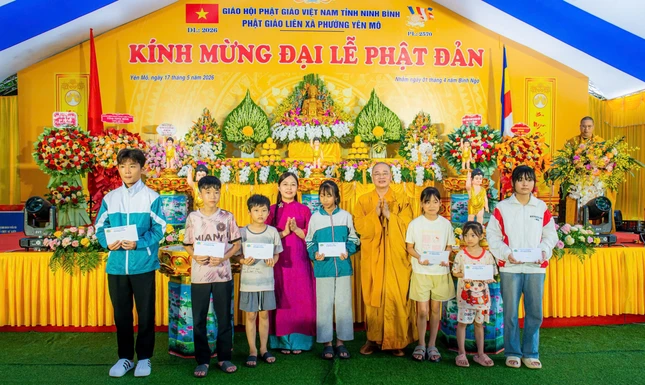 Tặng quà khích lệ tinh thần đến các em học sinh có thành tích cao trong học tập
