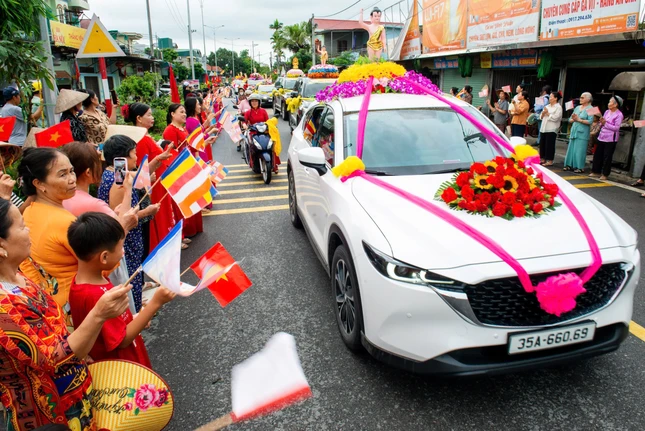 Nhân dân, Phật tử hân hoan đón chào đoàn xe diễu hành kính mừng Đại lễ Phật đản Phật lịch 2570