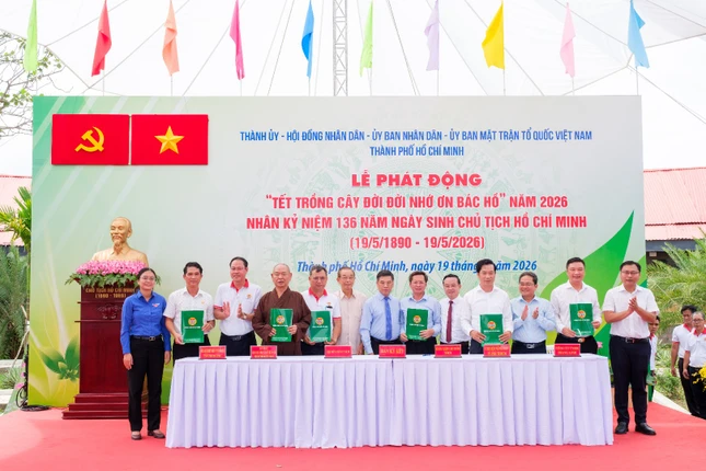 Các đơn vị ký kết Biên bản ghi nhớ phối hợp thực hiện các hoạt động đồng hành chương trình “Tết trồng cây đời đời nhớ ơn Bác Hồ” - Ảnh: Quang Thế