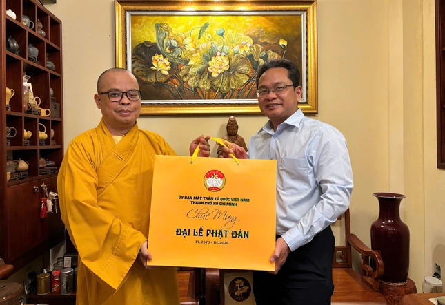 Đại đức Thích Thiện Châu lưu niệm cùng đoàn Ủy ban MTTQVN TP.HCM