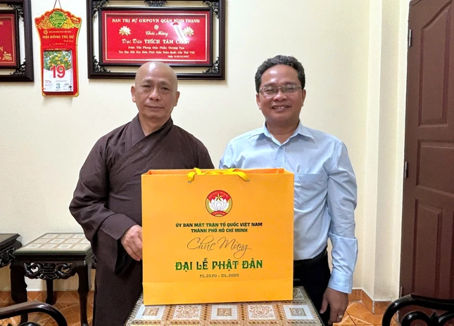Thượng tọa Thích Tâm Chơn, viện chủ tịnh xá Đại Giác (P.Gia Định) cùng ông Phó Chủ tịch Ủy ban MTTQVN TP.HCM Phạm Minh Tuấn