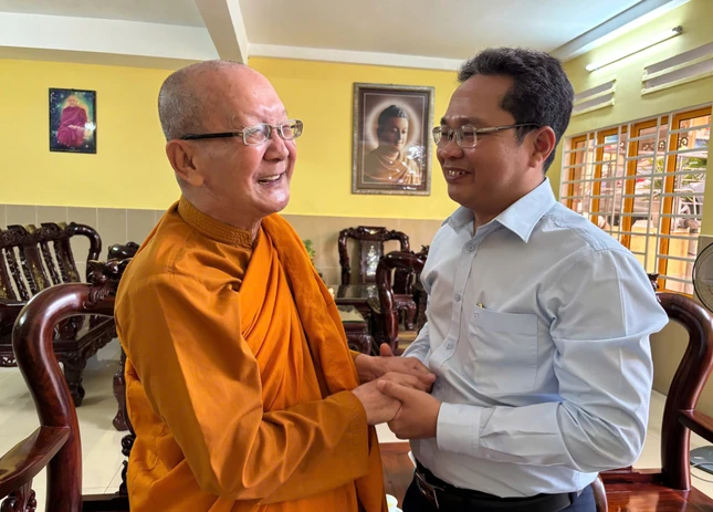 Ông Phạm Minh Tuấn thăm hỏi sức khỏe Hòa thượng Thích Minh Giác
