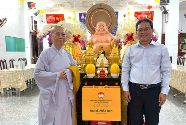 Phó Chủ tịch Ủy ban MTTQVN TP.HCM tặng quà đến Ni trưởng Thích nữ Như Hiền