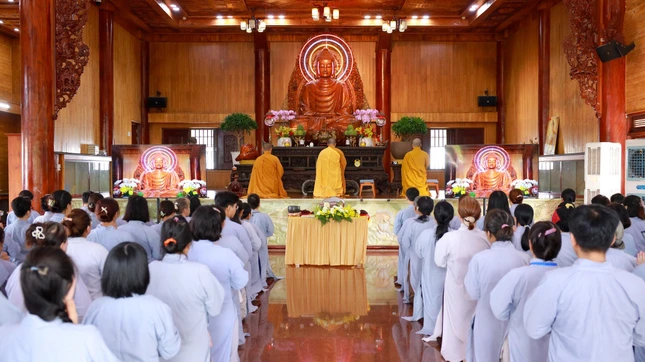 Trang nghiêm khóa lễ tụng kinh tại chánh điện chùa Diệu Pháp