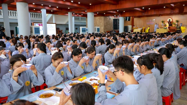Các tu sinh thọ trai trong chánh niệm