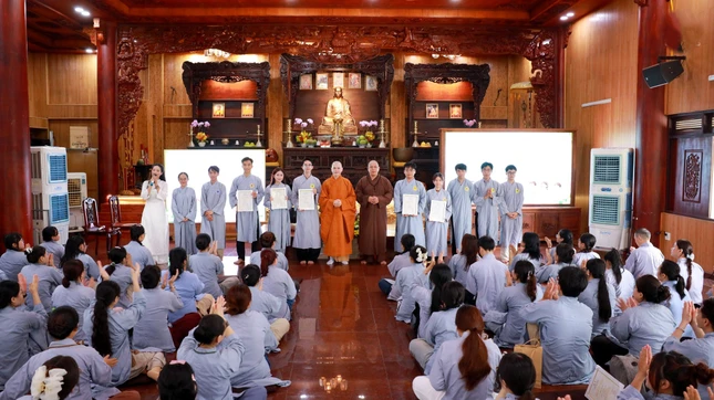 Trao giải đến các tác giả đạt giải cuộc thi chủ đề Hân hoan ngày Phật đản