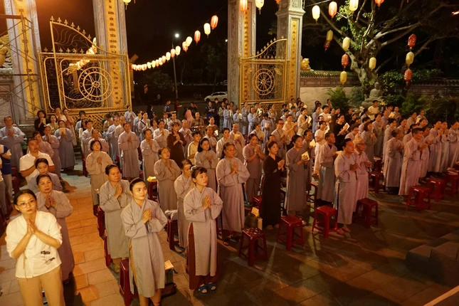 Đông đảo Phật tử trì tụng kinh Cuộc đời Đức Phật Đông đảo Phật tử trì tụng kinh Cuộc đời Đức Phật